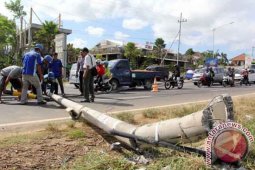 Mobil Tabrak Tiang Telepon