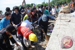 Wali Kota Surabaya Pimpin Bersih-Bersih Pantai Kenjeran
