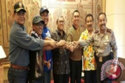 Anton-Aher Sepakat Wujudkan Sepak Bola Damai
