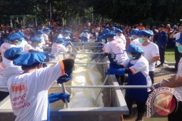 Ribuan Warga Sidoarjo Ikuti Makan Kerupuk Bersama