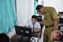 Walikota Tebing Tinggi Tinjau UN SMA.