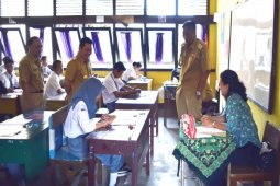 Bupati dan Wakil Bupati Tinjau UN Hari Pertama