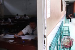 MENGERJAKAN UN DI SEKOLAH LAIN