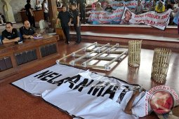 Anggota Dewan Disambut "Jenazah"