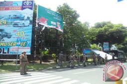 Satpol PP Buleleng Tertibkan Baliho Cabup Diduga Tanpa Izin