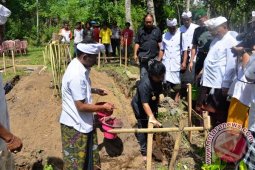 Bupati Karangasem Letakan Batu Pertama Bantuan Bedah Rumah