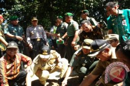 GUBERNUR RESMIKAN PROGRAM GERBANG EMAS