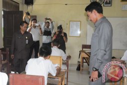 Wabup Tinjau Ujian Nasional