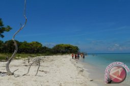 Disbudparpora: 9.660 Wisatawan Kunjungi Pantai Pulau Gililabak