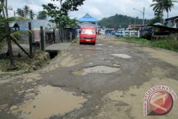 Jalan Terminal Batunadua Rusak Parah