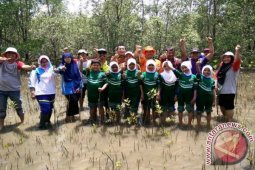 Pelajar Penajam Tanam "Mangrove" Peringati Hari Bumi