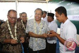 Rizal Ramli Bagikan Kartu Asuransi Nelayan Banyuwangi