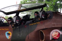Atraksi Hawk Warnai Peringatan HUT ke-70 TNI-AU