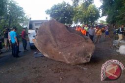 Longsor Batu di Situbondo Ganggu Jalur Jawa-Bali