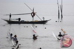 Lomba Balap Perahu Mini