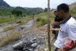 BLH Jatim Ambil Contoh Tanah Warga Baureno