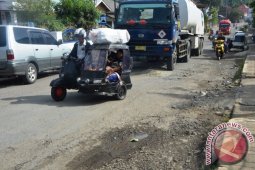 Pemkot Diminta Perbaiki Jalan Rusak