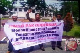 Anggota DPRD Sibolga Bentangkan Spanduk di Kantor Gubsu