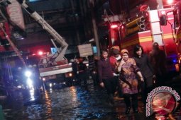 Risma Pimpin Pemadaman Ruko Pasar Atom Surabaya