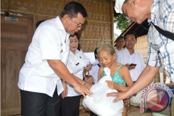 Wabup Buleleng Salurkan Bantuan Untuk Warga Miskin Tigawasa