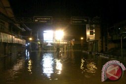 Jalur Lalu Lintas Kota Sampang Masih Ditutup