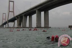 Berenang Melintasi Selat Madura