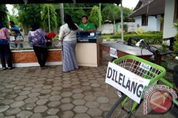 Wabup Sutjidra Berikan Bantuan Warga Miskin Joanyar