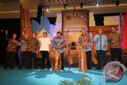 Tabuhan Kendang Menteri Pariwisata Buka MTF 2016