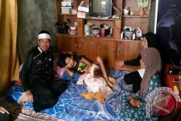 Bupati Purwakarta Berhasil Bujuk Penderita Tumor Berobat
