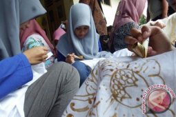 Siswa Belajar Membatik