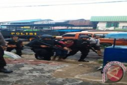 Petugas Gabungan Gerebek Kampung Narkoba di Samarinda