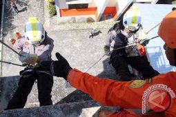 Basarnas Trenggalek Latih Polwan Teknik Penyelamatan Korban