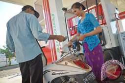 Petugas SPBU Berbusana Kartini