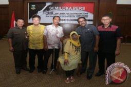 Rano Berikan Penghargaan Dua Tokoh Pers Banten