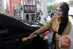 Petugas SPBU Berbusana Kartini