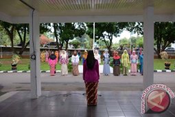 Peringati Hari Kartini Dengan Pimpin Apel