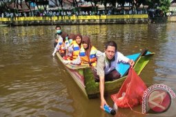 346 Siswa Bersihkan SKM Peringati Hari Bumi