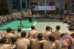 100 Pelajar Surabaya Baca Sinopsis Buku secara Bergantian