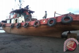 Tug boat terdampar dua bulan di  pantai Air Hitam Laut