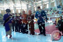Ribuan Perempuan Berbusana Kartini Pecahkan Rekor MURI