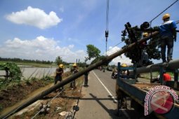 Belasan Tiang Listrik Tumbang