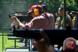 Latihan Menembak