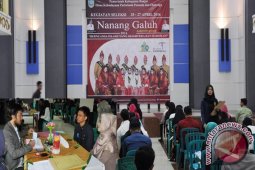 101 PESERTA BEREBUT MENJADI NAGA