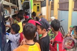 Warga Desa Kaltim Nikmati Layanan Perpustakaan Keliling