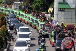 Truk Polisi Mobilisasi Warga Telantar Demo Angkot
