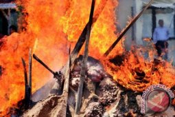Polres Aceh Utara Musnahkan 647 Karung Bawang Selundupan