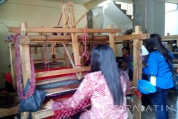 Perajin Terkendala Alat Kembangkan Usaha Tenun Ikat