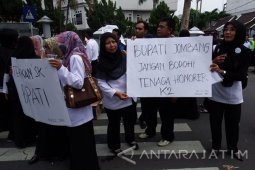 Tuntut Kenaikan Gaji Honorer K2