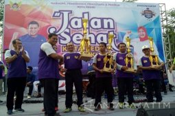 Serahkan Hadiah saat Hari Buruh