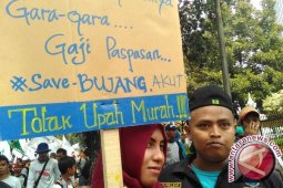Saat May Day, sejumlah buruh keluhkan susah menikah